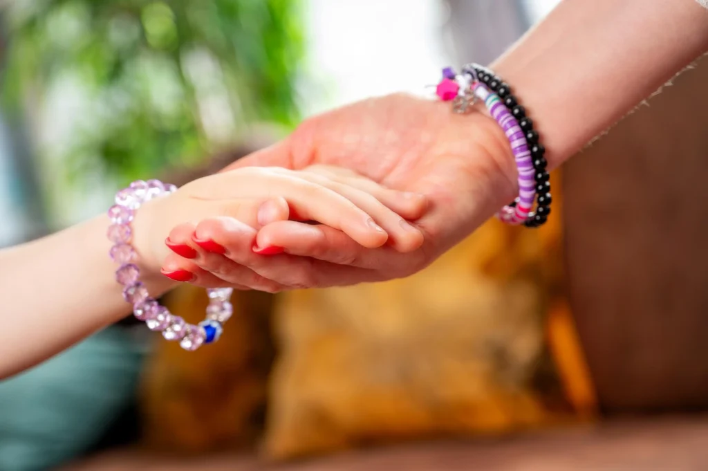 Herz-Wurzeln steht für diesen Prozess: Getrennte Wege. Verbundene Eltern. Getragene Kinder. Halt finden. Klarheit entwickeln. Und aus diesem inneren Boden heraus neue Schritte gehen.