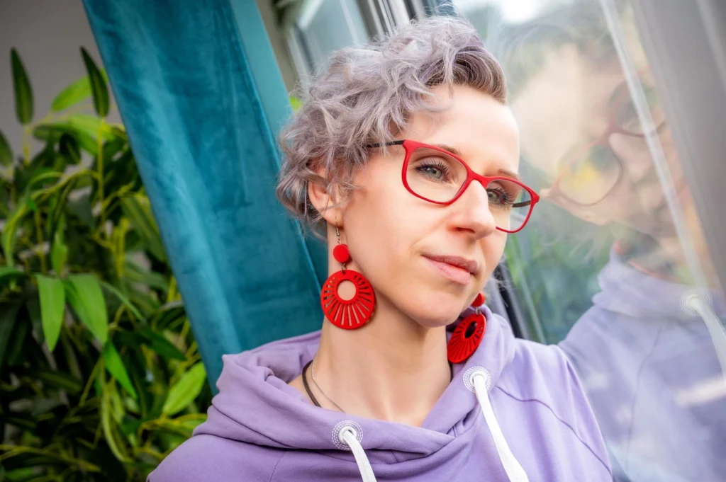 Mutter nachdenklich - innehalten, still und fragend genau den Moment zwischen Funktionieren und Fühlen